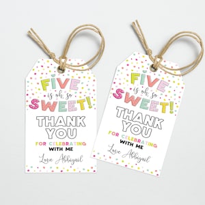 Puede incluir: Dos etiquetas de agradecimiento coloridas con fondo blanco y confeti. El texto en las etiquetas dice "Five is oh, so SWEET! Thank You for celebrating with me. Love Abbigail."