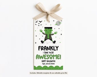 Op de afbeelding: Een wit rechthoekig cadeaulabel met een beige lint. Het label toont een groene Frankenstein-monsterillustratie met de tekst "FRANKLY I THINK YOU'RE AWESOME! HAPPY HALLOWEEN". Inclusief bewerkbaar en niet-bewerkbaar afdrukbestand.