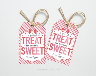 Könnte beinhalten: Zwei rosa-rote gestreifte Geschenkanhänger mit einer weißen Schleife und dem Text "a special TREAT for someone SWEET" und "From: Tegan".