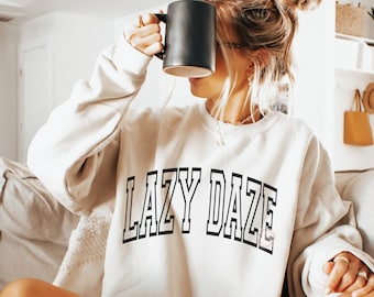Lazy Daze SVG y PNG / fuente universitaria de moda svg, fin de semana svg, vibraciones de fin de semana svg, domingo svg, días perezosos svg, sudadera perezosa, svg perezoso, png
