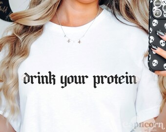 Drick ditt protein SVG och PNG | gymråtta, tjejer som lyfter svg, bendag svg, träningssvg, gym svg, fitness svg, gymtjej svg, skivstångsskurk