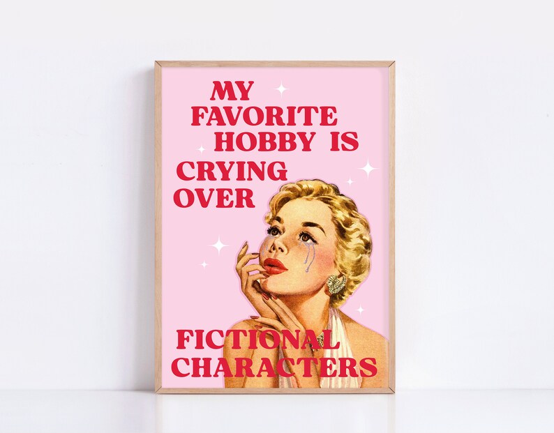 Pode incluir: Um p&ocirc;ster rosa e branco com uma ilustra&ccedil;&atilde;o retr&ocirc; de uma mulher com uma l&aacute;grima rolando pela bochecha. O texto no p&ocirc;ster diz "Meu hobby favorito &eacute; chorar por personagens fict&iacute;cios."