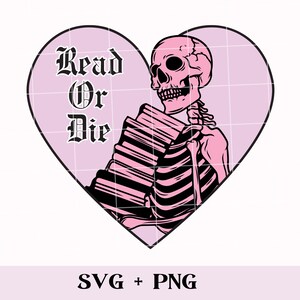 Könnte beinhalten: Ein rosa herzförmiges Grafikdesign mit einem Skelett, das Bücher hält. Der Text "Read Or Die" ist in gotischer Schrift gehalten. Digitales Design mit "SVG + PNG".