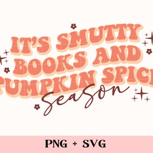 Könnte beinhalten: Grafik "Es ist schmutzige Bücher und Kürbisgewürz-Saison" mit einem Retro-Schriftart-Stil in Orange- und Brauntönen. Der Text ist von kleinen Sternen umgeben.
