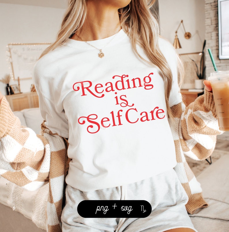 Puede incluir: Camiseta blanca con texto rojo que dice "Reading is Self Care".
