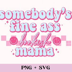Puede incluir: Un dise&ntilde;o gr&aacute;fico rosa y azul con el texto "somebody's fine ass bookish mama" en una fuente retro. El dise&ntilde;o incluye dos caras sonrientes y un patr&oacute;n de cuadros rosa y blanco.