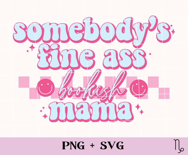 Puede incluir: Un dise&ntilde;o gr&aacute;fico rosa y azul con el texto "somebody's fine ass bookish mama" en una fuente retro. El dise&ntilde;o incluye dos caras sonrientes y un patr&oacute;n de cuadros rosa y blanco.