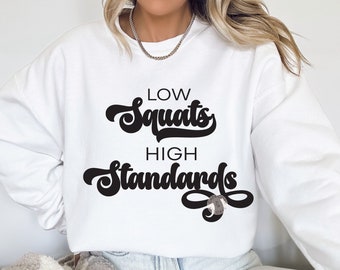 Låga knäböj med höga standarder SVG och PNG | knäböj svg, djup knäböj svg, tjejer som lyfter svg, bendag svg, träning svg, gym svg, baddie png