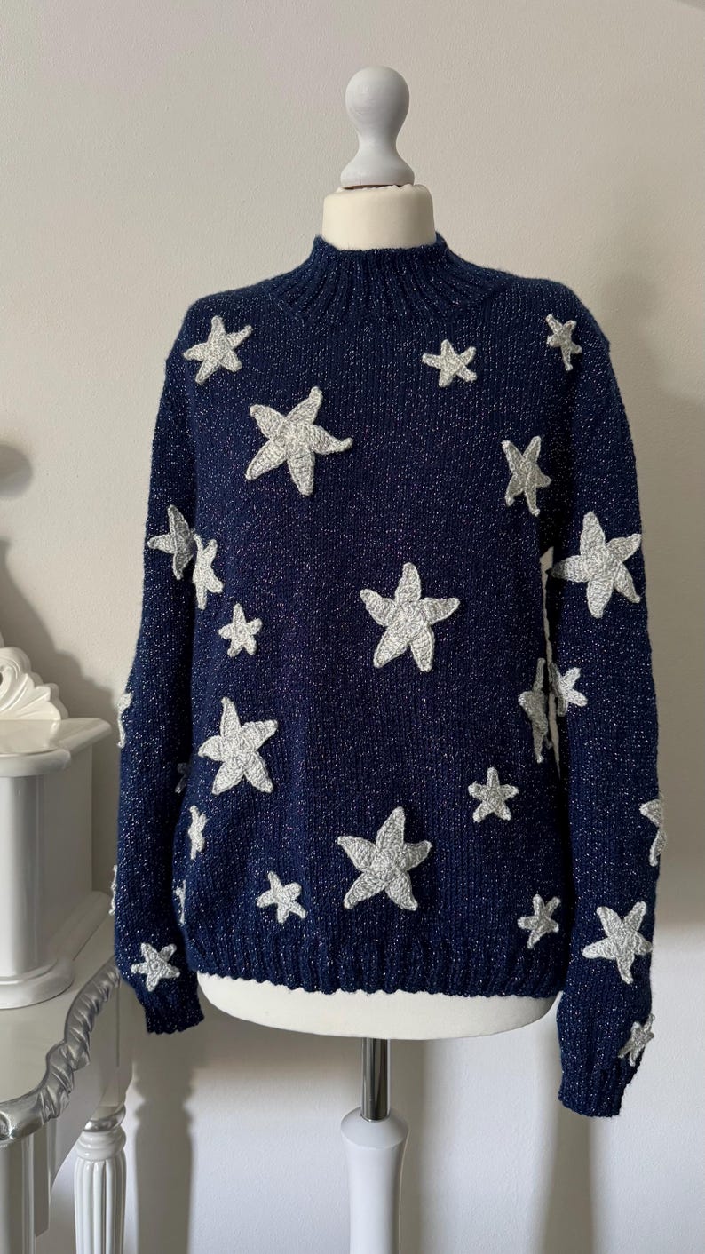 Handgjord stickad tröja med Coraline-inspiration bild 1