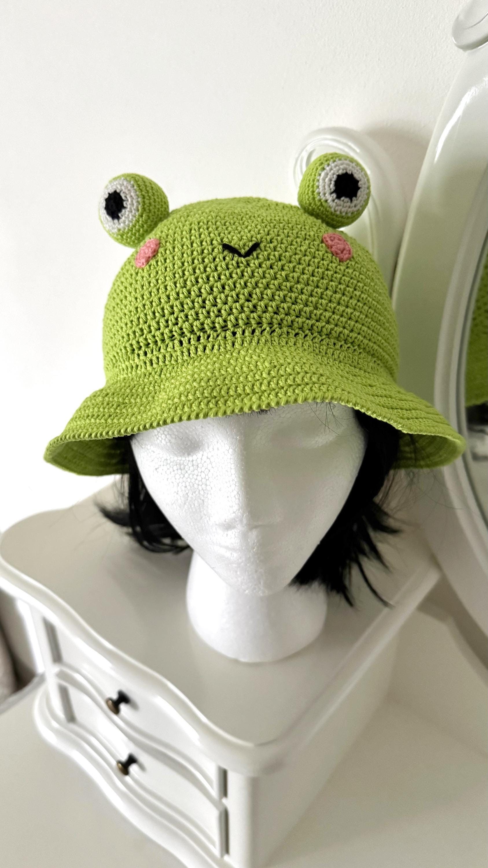 Friendly Frog squatted Bucket Hat
