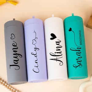 Personalisierter Becher mit Strohhalm, Brautjungfer Geschenk, Brautjungfer Becher, maßgeschneiderte Brautschale, dünne Becher Mädchen Reise, Acryl Strandbecher