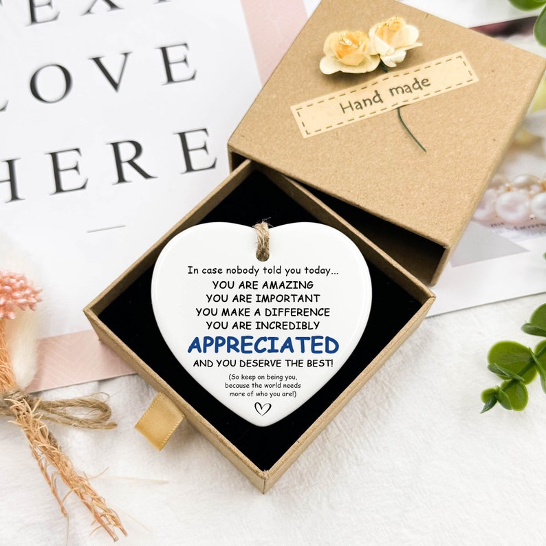 Vous êtes incroyablement apprécié, Signe affirmatif, Au cas où personne ne vous l'aurait dit aujourd'hui, Cadeau de bureau, Cadeau de remerciement, Cadeau de remerciement, Plaque en céramique Gift Box - HEART