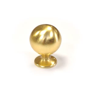 Op de afbeelding: Een goudkleurige, bolvormige kastknop met een geborstelde afwerking. De knop heeft een ronde basis en een glad, gepolijst oppervlak. Het algehele ontwerp is eenvoudig en elegant, geschikt voor diverse meubelstijlen.
