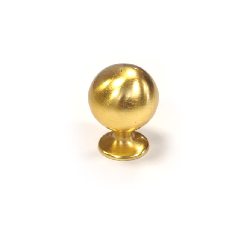 Op de afbeelding: Een goudkleurige kastknop met een bolvormige bovenkant en een cirkelvormige basis. De knop heeft een glad, reflecterend oppervlak en is ontworpen voor meubels. De hardware is van metaal.