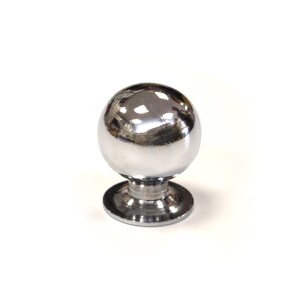 May include: A polished chrome cabinet knob featuring a spherical top and a circular base. The knob reflects light, giving it a bright, metallic look. Suitable for drawers, cabinets, and furniture. The knob's dimensions are in centimetres.