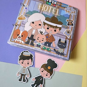 Pode incluir: Um livro ilustrado colorido com o título "Toca Boca Hotel" na capa. O livro apresenta personagens de desenhos animados, incluindo uma família de três e um gato, todos vestidos com uniformes de hotel.