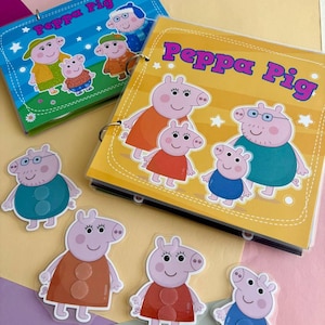 Könnte beinhalten: Zwei Peppa Wutz Aktivitätsbücher mit Ringbindung und mehreren losen, laminierten Figuren-Ausschnitten. Die Bücher zeigen farbenfrohe Illustrationen der Peppa Wutz Familie auf gelben und blauen Einbänden mit dem Schriftzug Peppa Pig.