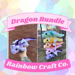 以下が含まれることがあります： カラフルなかぎ針編みのドラゴンが写ったDragon Bundle。紫色のドラゴンと、緑、黄色、ピンク、紫など様々な色のドラゴンが積み重なっています。「Dragon Bundle」と「Rainbow Craft Co.」の文字が表示されています。