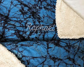 Couverture bébé personnalisée en tissu batik africain et coton bio - prénom brodé à la main