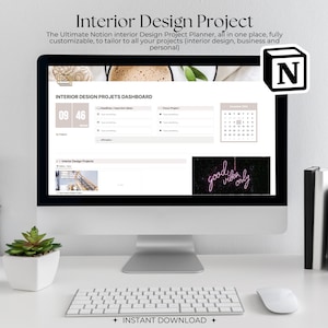 Op de afbeelding: Een computerscherm dat een Notion-planner voor interieurontwerpprojecten weergeeft met een dashboard, een kalender en een sectie voor interieurontwerpprojecten. Het scherm staat op een wit bureau met een vetplant, een toetsenbord en een muis. De tekst op het scherm luidt "Interior Design Project" en "Interior Design Projects Dashboard".
