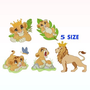 Può includere: Cinque disegni di ricamo con un cucciolo di leone che indossa una corona. I disegni includono un cucciolo di leone seduto su una foglia, un cucciolo di leone che ruggisce, un cucciolo di leone sdraiato e un leone con una corona in piedi. I disegni sono disponibili in cinque dimensioni.