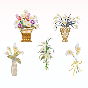 Peut inclure: Cinq arrangements de lys blancs dans différents vases et un panier. Les fleurs sont toutes blanches avec des tiges et des feuilles vertes. Les vases sont tous de styles et de couleurs différents. Un vase est un panier en osier brun, un autre est un vase en céramique blanche avec un motif doré, un autre est un vase haut et fin en or, et deux sont des vases courts et ronds en or.