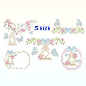 Puede incluir: Un conjunto de diseños de bordado con motivos florales y jaulas para pájaros. Los diseños incluyen flores rosas, mariposas azules y lazos decorativos. El texto "5 SIZE" se muestra en azul. Estos diseños son adecuados para varios proyectos de bordado.