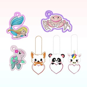 以下が含まれることがあります： 人魚、カニ、カメ、キツネ、パンダ、ユニコーンの刺繍が施されたカラフルなパッチが5つ。各パッチには、吊り下げ用のループと、パーソナライズ用のハート型のエリアがあります。