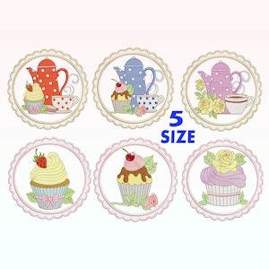 Könnte beinhalten: Fünf Stickmotive mit Cupcakes und Teekannen. Die Motive sind in einem Kreis mit einem gewellten Rand. Die Cupcakes sind mit Kirschen, Erdbeeren und Blumen verziert. Die Teekannen sind in Rot, Blau und Rosa mit weißen Punkten. Der Text "5 SIZE" ist in Blau.