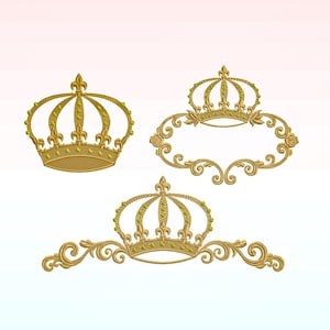 Op de afbeelding: Drie gouden kronen met sierlijke details, twee van de kronen zijn gecombineerd met decoratieve krulwerk.