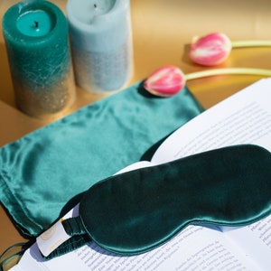 Masque de nuit en soie avec ouverture sur le côté, rembourrage en soie + pochette en soie de première qualité, avec coussin pour les yeux lavande + pépins de raisin
