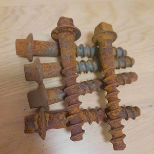 Set van 2 grove oude schroefdraadschroeven | Stalen schroeven | Oude spoorwegschroeven | Spoorwegpieken | Vintage x doe-het-zelf | IJzerkunst | Roestige schat DIY