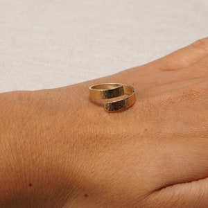 Minimalistic Gold Filled Spiral Ring, Thick Hammered Gold Ring, 14k Gold Filled Handmade Ring, Gift for her