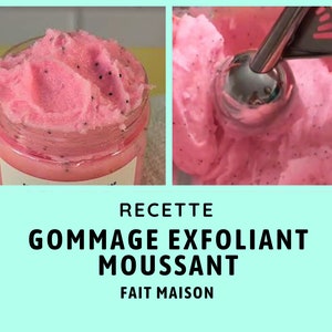 Op de afbeelding: Roze zelfgemaakte schuimende lichaamsscrub met de tekst "RECETTE GOMMAGE EXFOLIANT MOUSSANT FAIT MAISON" op een lichtblauwe achtergrond.