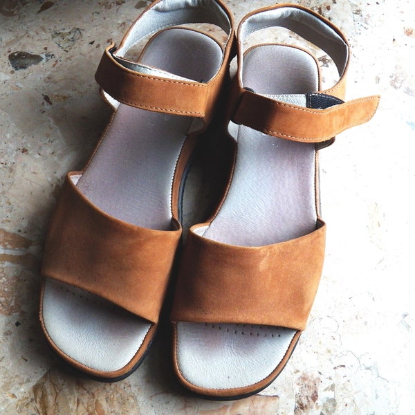 Damen Sandalen, 2 Paar hellbraun und hellbeige Gr. 7