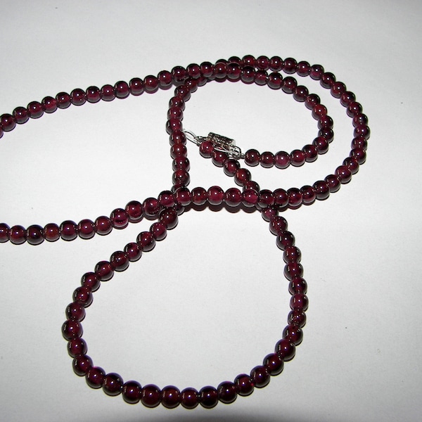 Vintage Halskette mit braunroten kleinen Perlen