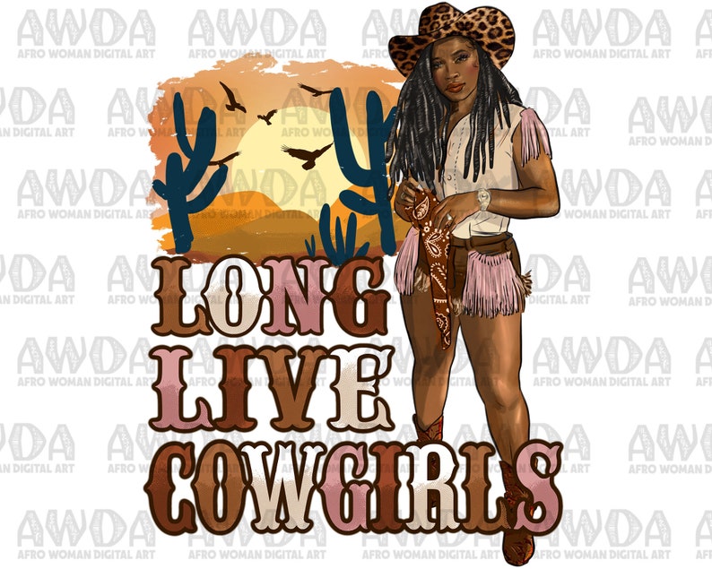Pu&ograve; includere: Un'illustrazione digitale di una donna nera che indossa un cappello da cowboy e un abito con frange rosa e marroni. Lo sfondo &egrave; una scena di tramonto con cactus e il testo "Long Live Cowgirls".
