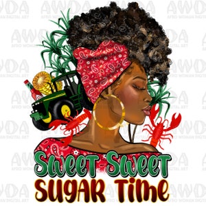 Könnte beinhalten: Eine digitale Illustration einer schwarzen Frau mit lockigem Haar, die ein rotes Bandana und große goldene Ohrringe trägt. Sie ist umgeben von Zuckerrohrpflanzen, einem Traktor und Krebsen. Der Text "Sweet Sweet Sugar Time" ist in grünen und roten Buchstaben unter ihr geschrieben.