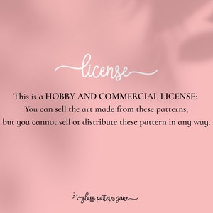 K&ouml;nnte beinhalten: Ein rosa Hintergrund mit wei&szlig;em Text, der "license" lautet. Der Text darunter lautet "Dies ist eine HOBBY- UND GEWERBLICHE LIZENZ: Sie k&ouml;nnen die Kunst verkaufen, die aus diesen Mustern hergestellt wird, aber Sie d&uuml;rfen diese Muster in keiner Weise verkaufen oder verbreiten." Der Text unten lautet "glass pattern zone".