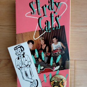 ストレイ・キャッツ ブリング・イット・バック・アゲイン ビデオ + バッジ + ステッカー VHS NTSC ブライアン・セッツァー スリム・ジム ファントム・リー ロッカー ロカビリー レア