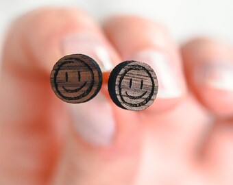 Ohrstecker rund aus Holz | Ohrringe Smiley | Holzohrringe rund Nussbaumholz | Edelstahl | Ohrstecker unisex