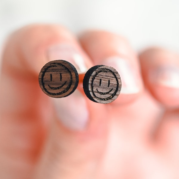 Ohrstecker rund aus Holz | Ohrringe Smiley | Holzohrringe rund Nussbaumholz | Edelstahl | Ohrstecker unisex