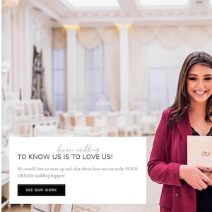 Op de afbeelding: Website-ontwerp voor PWE bruiloften & evenementen. De website heeft een menu aan de linkerkant en een vrouw die een kaart met trouwringen vasthoudt. De tekst op de kaart luidt "TO KNOW US IS TO LOVE US!" en "SEE OUR WORK".
