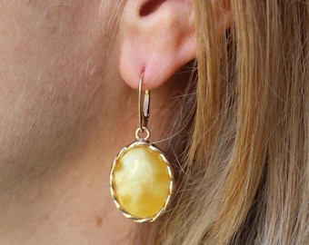 Ohrringe aus baltischem Bernstein in Butterscotch-Optik, oval, baumelnd, vergoldetes 925er Silber