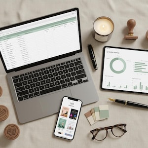 Puede incluir: Una computadora portátil, una tableta y un teléfono inteligente están dispuestos sobre una superficie beige, junto con una vela encendida, bolígrafos, sellos y gafas. La computadora portátil y la tableta muestran gráficos. El teléfono inteligente muestra portadas de libros con el texto "TBR".