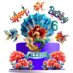 Könnte beinhalten: Eine lila Geburtstagstorte mit Meerjungfrauen-Motiv. Die Torte zeigt eine Meerjungfrau-Figur, den Namen "ALISIA" auf einem Banner und die Zahl "6". Bunte Fische und die Worte "HAPPY BIRTHDAY" vervollständigen das festliche Design.