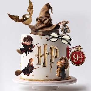 Może przedstawiać: Biały tort ozdobiony postaciami z Harry'ego Pottera, w tym Harrym, Ronem i Hermioną, latającymi na miotłach. Tort przedstawia złoty znicz, tiarę przydziału i logo Hogwartu. Para okularów i znak 9 3/4 dopełniają projekt.