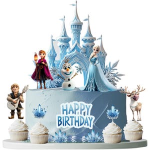Może przedstawiać: Jasnoniebieski tort urodzinowy ozdobiony postaciami z filmu Kraina Lodu. Tort przedstawia zamek, napis "Happy Birthday" i babeczki.