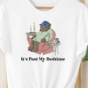 Oso con diseño de oso dormido retro en formato PNG, diseño divertido de camiseta con meme Y2K, archivo de sublimación de oso dormilón retro, estampado gráfico irónico para camiseta, descarga digital.