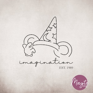 Könnte beinhalten: Schwarz-weiß-Linienzeichnung von Mickey Mouse mit einem Zaubererhut mit Sternen und einer Mondsichel. Der Text "imagination EST. 1989" befindet sich unter der Illustration.